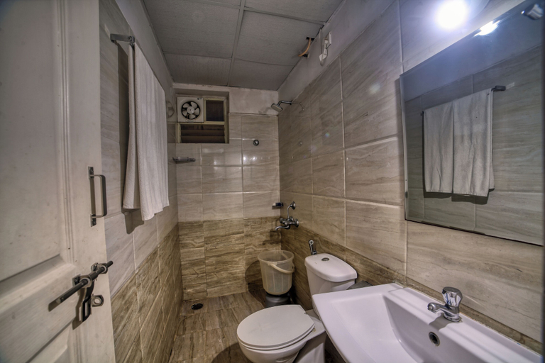 Bathroom 4, Arra Suites, Bangalore