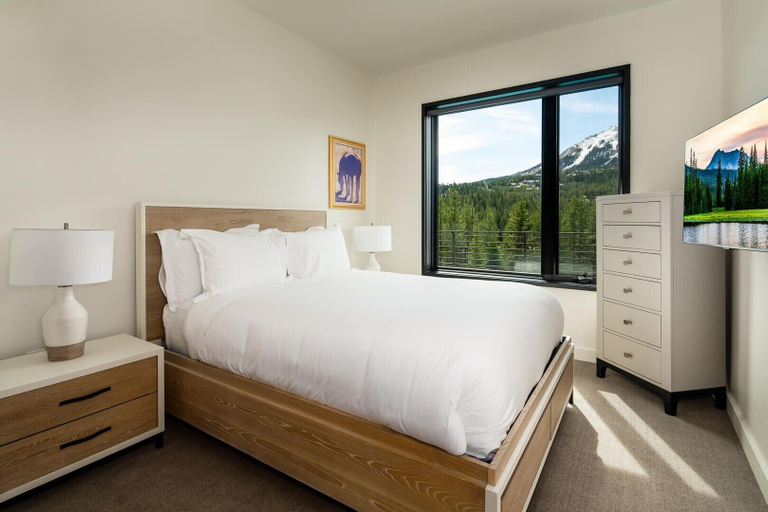 Room 5, 212 Lakelodge 3 Bedroom Condo by Moonlight Basin Lodging, Madison