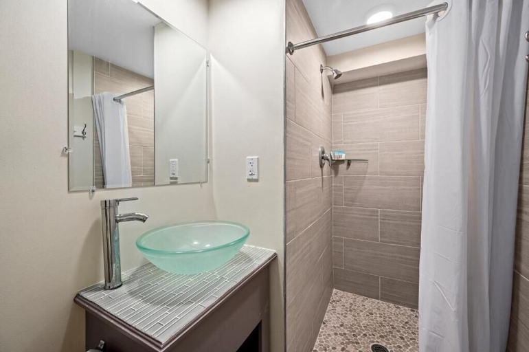 Bathroom 3, Madison Beach Motel, Worcester