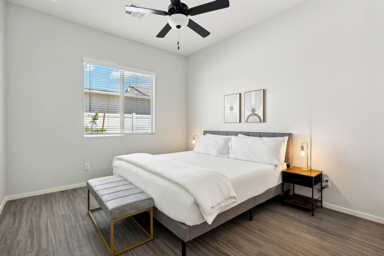 Sunny Contemporary Home with Pool BBQ, Pinal