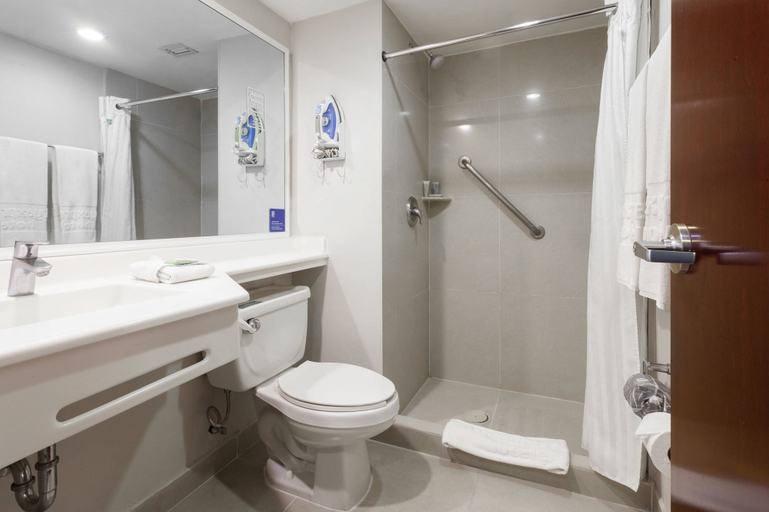 Bathroom 4, City Express by Marriott Celaya Parque, Celaya