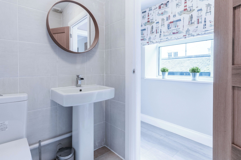 Bathroom 3, Harbour View - 2 Bedroom Apartment - Milford Haven, Pembrokeshire