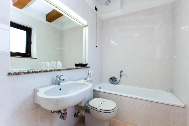 Bathroom 4, Hotel Adria, Venezia