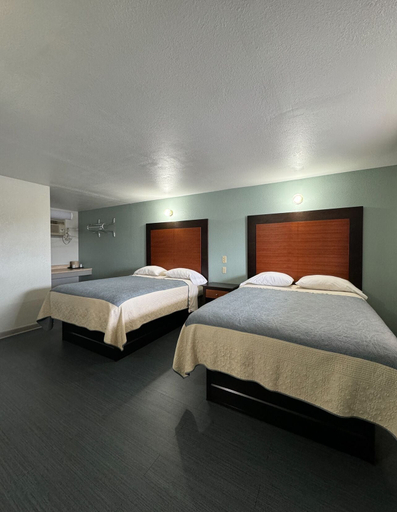 Bedroom 2, Regency Inn Bald Knob, White