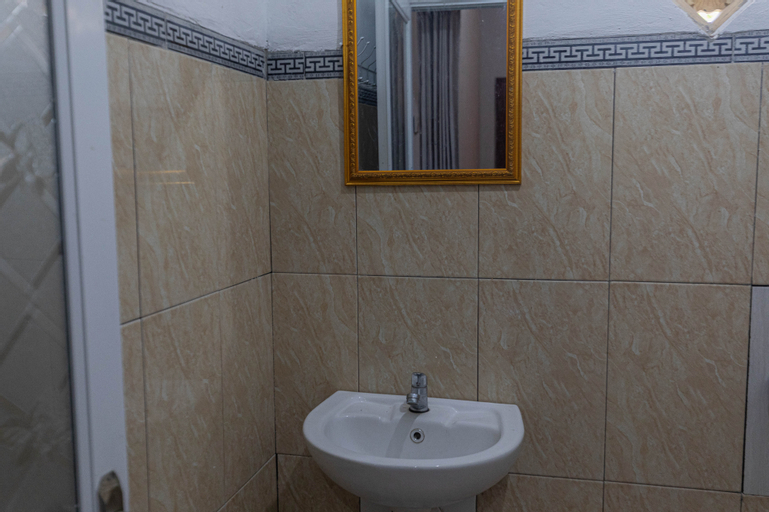 Bathroom 17