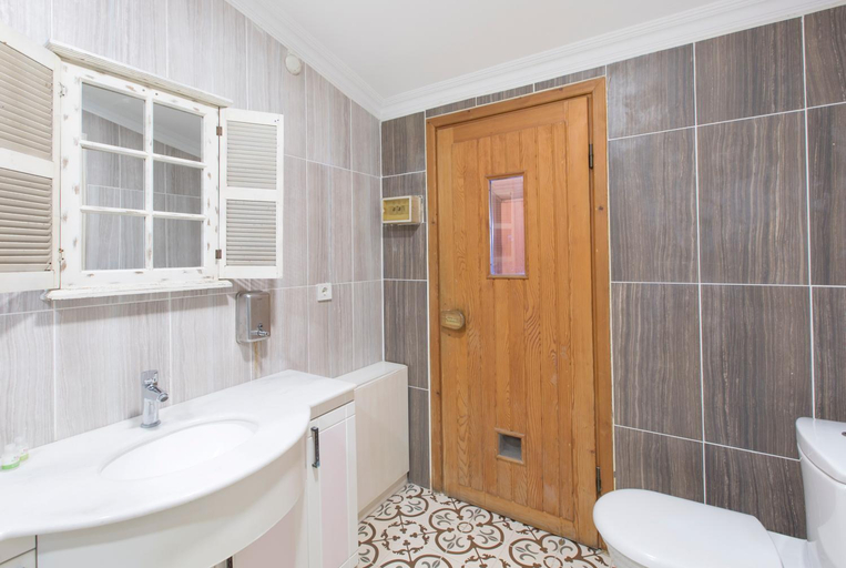 Bathroom 5, Bucoleon by Cheers, Fatih