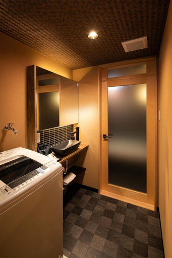 Bathroom 3, Kanade Inarisandomae, Kyoto