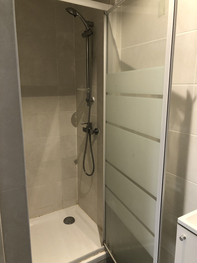 Bathroom 4, Montmirail loca, Haute-Garonne