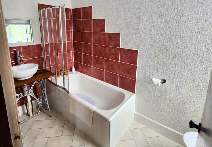 Bathroom 3, The Retreat Hotel, Highland