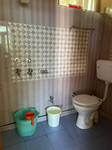 Bathroom 4, Shiva mountain guest house & Cafe, Kullu