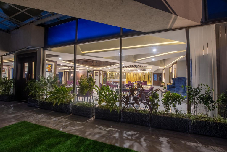 Exterior & Views
