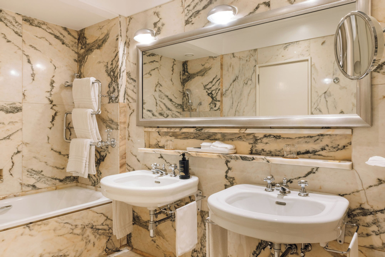 Bathroom 16