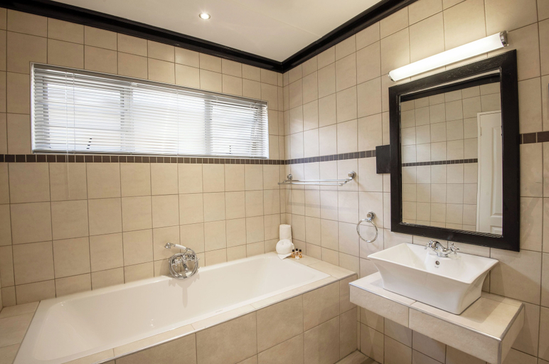 Bathroom 4, Arebbusch Travel Lodge, Windhoek East