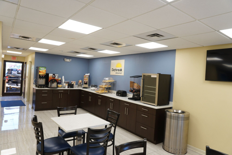 Food & Drinks 5, Days Inn by Wyndham Oak Grove/Ft. Campbell, Christian