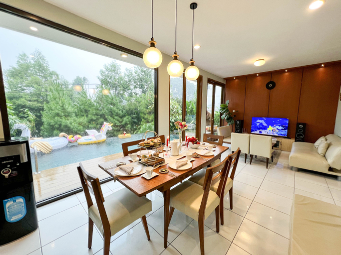 Dining Room 17