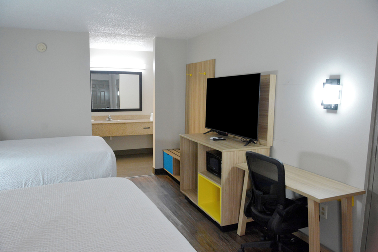 Bedroom 3, Days Inn by Wyndham Oak Grove/Ft. Campbell, Christian