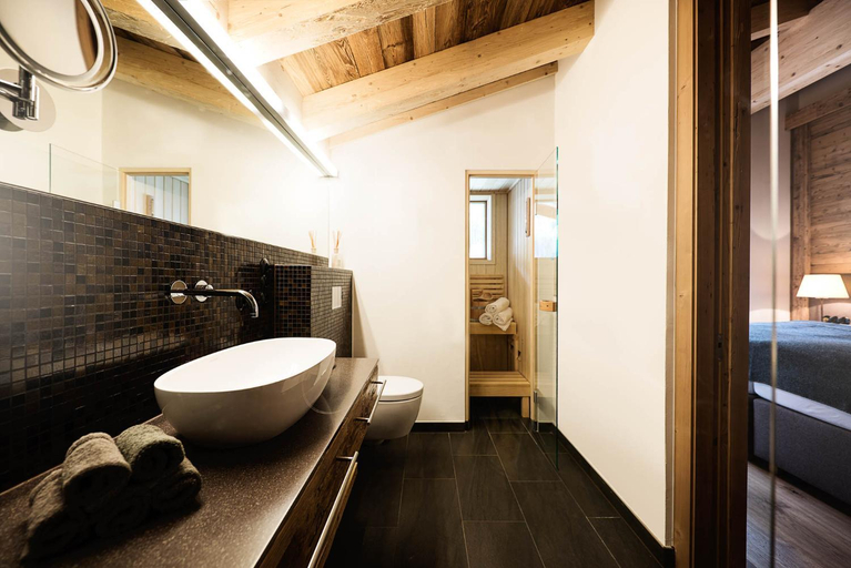 Bathroom 1, Galzig Lodge, Landeck