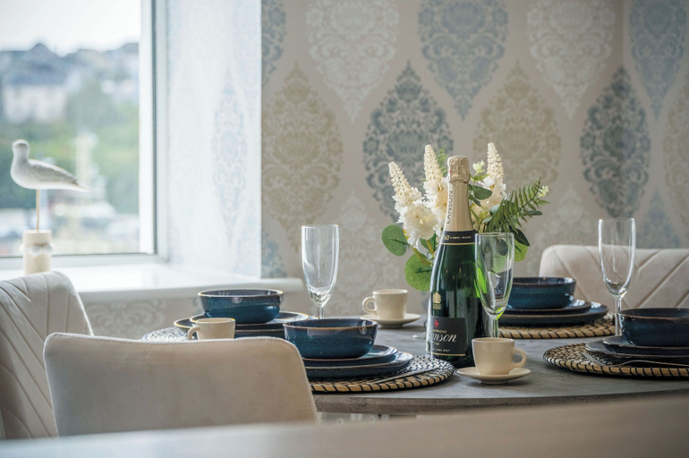 Food & Drinks 4, Harbour View - 2 Bedroom Apartment - Milford Haven, Pembrokeshire