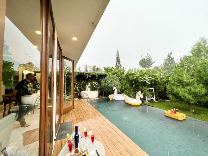 Swimming Pool 13