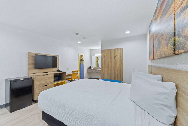Bedroom 4, Days Inn by Wyndham McKinney, Collin