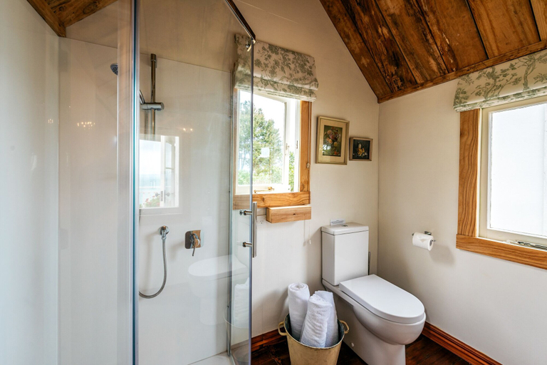 Bathroom, The Settlers Hut, Auckland