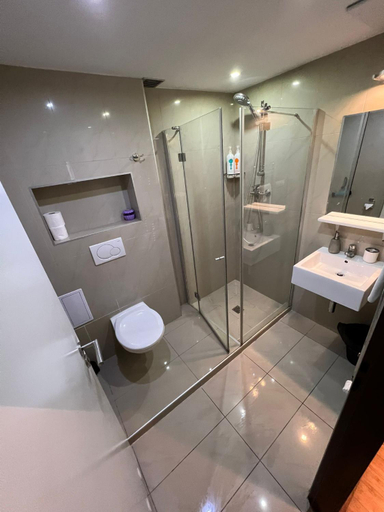 Bathroom 3, Central Studios, Praha 8