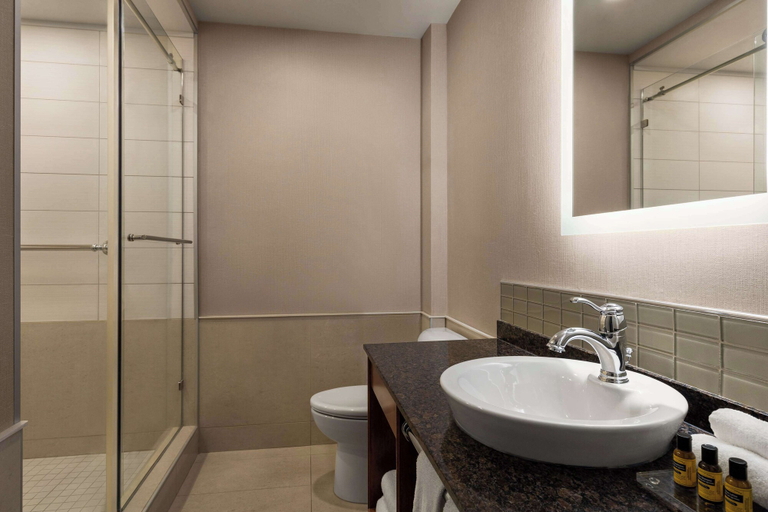 Bathroom 4, Le Saint-Édouard, WorldHotels Distinctive, Communauté-Urbaine-de-Québec