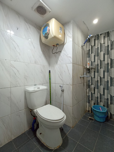 Bathroom 5, The Jarrdin Apartement by D'Carpenter Room, Bandung