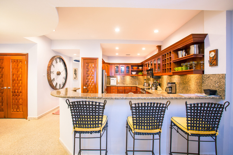 Food & Drinks, Lawson Rock - Angelfish 203, Roatán