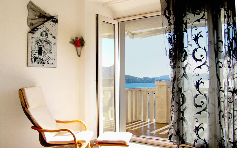 Food & Drinks 3, Apartment for two persons with sea view in Trogir near the beach, Okrug