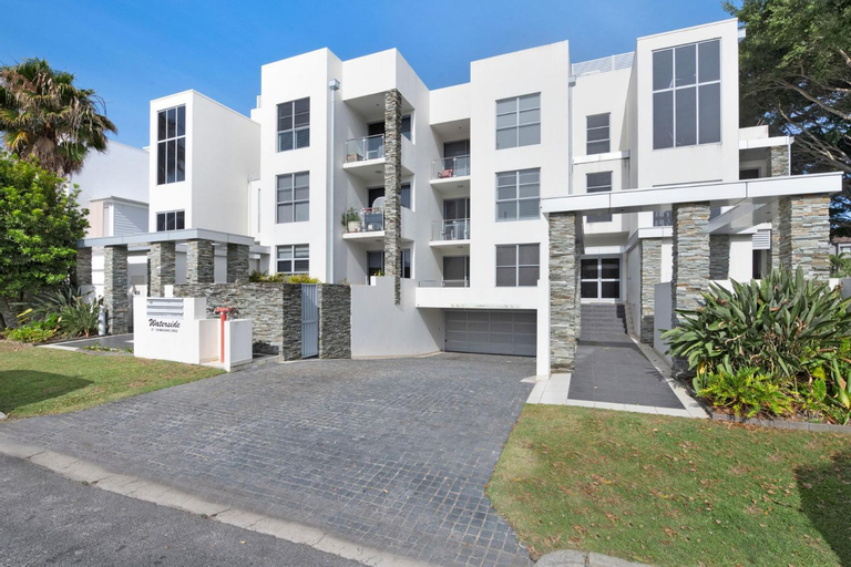 Waterfront Oasis in Runaway Bay - CoastHM, Gold Coast