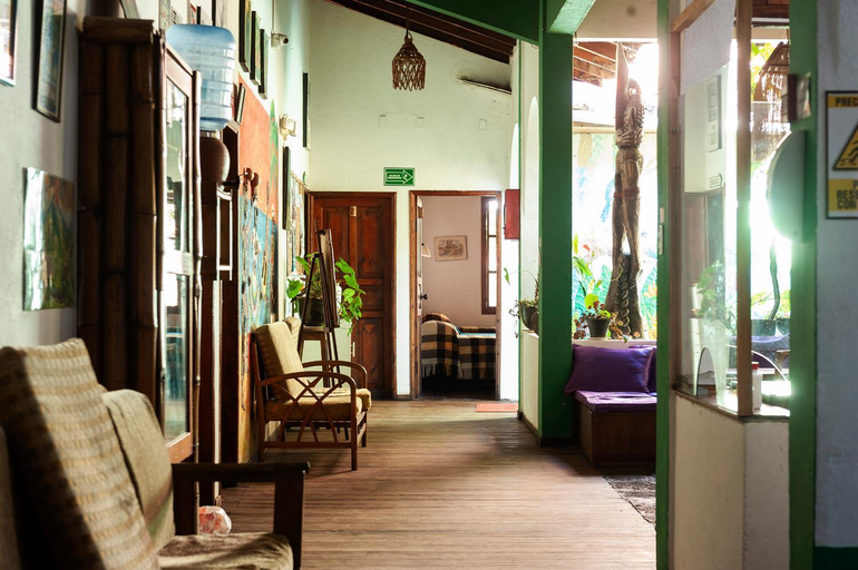Public Area 2, Le Petit Jardin, Baños