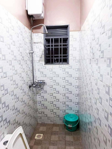 Bathroom 5, Bliss-plus Motel, Jinja
