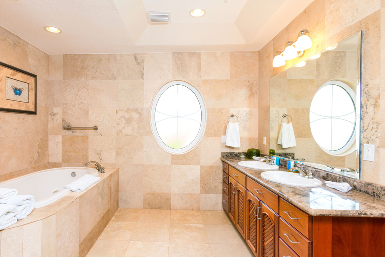 Bathroom 3, Lawson Rock - Angelfish 203, Roatán