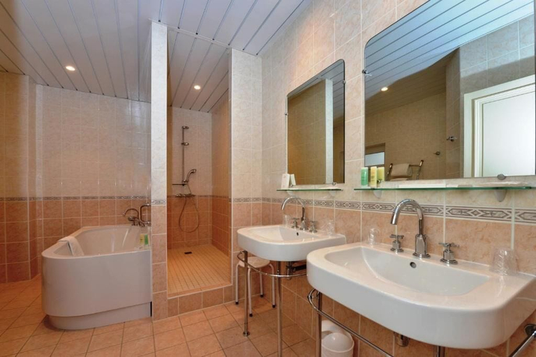Bathroom 5, Hotel Castel Jeanson, Marne