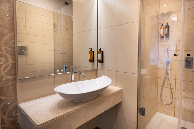 Bathroom 5, Roof Garden Zaccardi, Rome