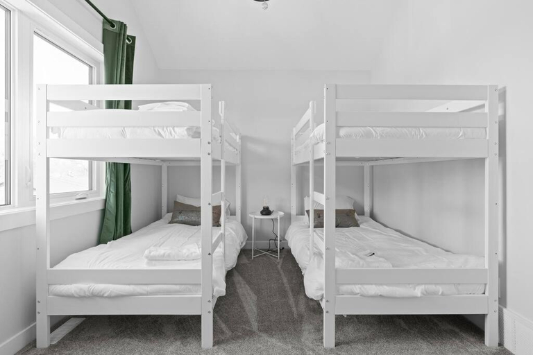 Bedroom 2, Modern Luxury Home - King Bed•Arcade•WEM•A/C, Division No. 11