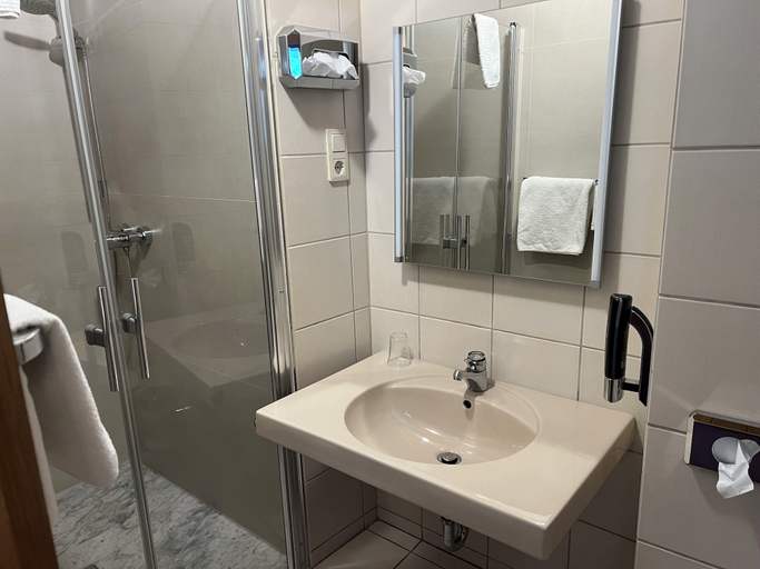 Bathroom 5, Hotel-Restaurant Zum Kirschbaum, Würzburg