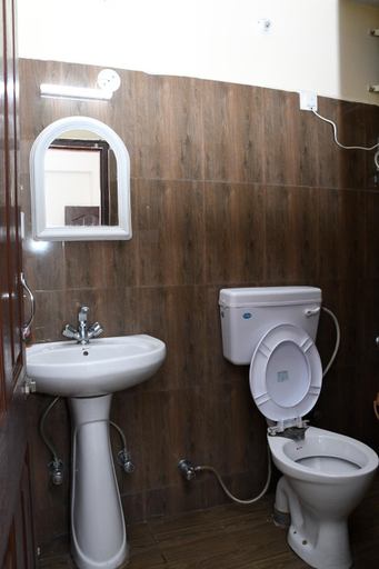 Bathroom, Jujurana Homestay-Valley Views, Shoghi, Shimla