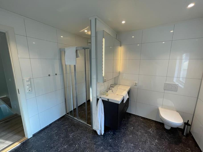 Bathroom 3, Lofoten Aurora Seafront Penthouse 罗弗敦极光海滨顶层豪华公寓, Moskenes