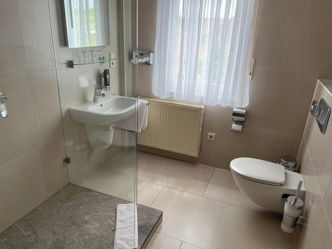 Bathroom 5, Hotel-Restaurant Zum Kirschbaum, Würzburg
