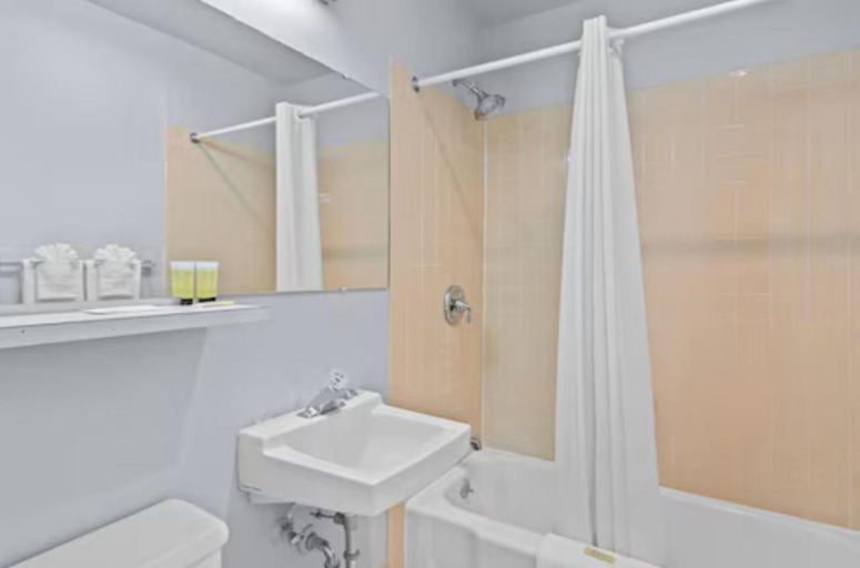 Bathroom 3, Holiday Lodge Wenatchee, Chelan
