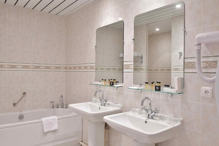 Bathroom 4, Hotel Castel Jeanson, Marne