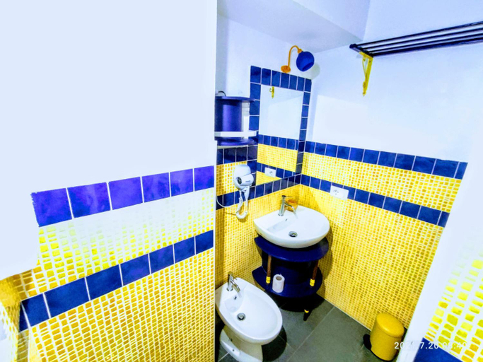 Bathroom 4, Napoli naif, Napoli