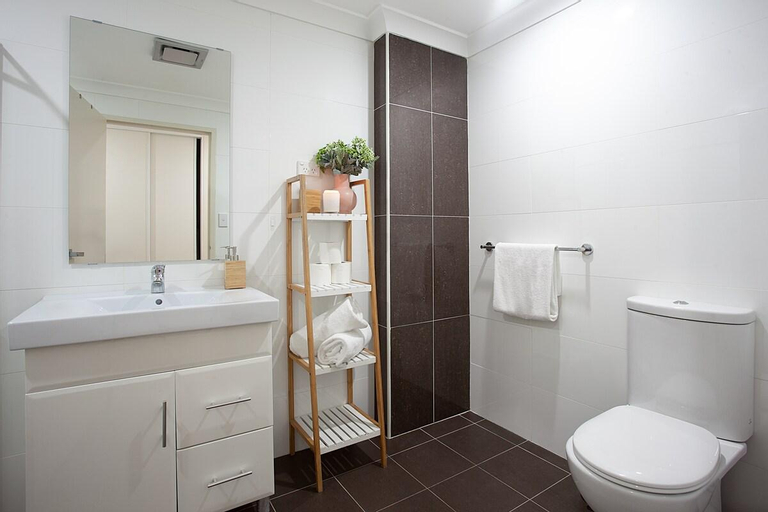 Bedroom 2, Huge 3 Bed Camperdown Garden Apt w/ Parking Aircon, Sydney
