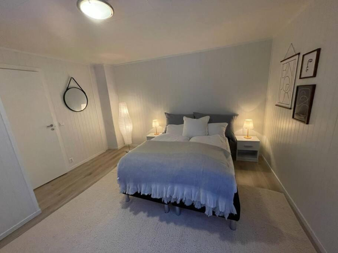 Bedroom 2, Lofoten Aurora Seafront Penthouse 罗弗敦极光海滨顶层豪华公寓, Moskenes