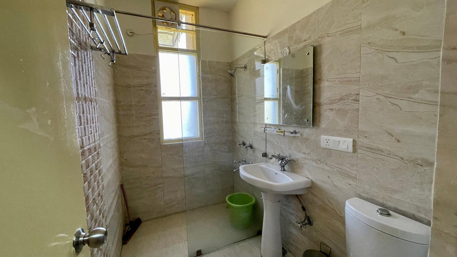 Bathroom 4, Madpackers Bir , Kangra