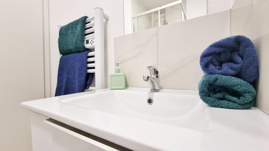 Bathroom 2, La Residence Evasion 3 - Original - Gare - Wifi - Relax BNB, Haut-Rhin