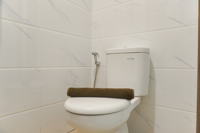 Bathroom 5, Good and Modern Studio at Sky House Alam Sutera Apartment By Travelio, Tangerang
