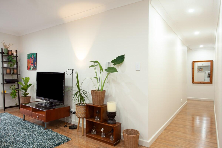 Others 4, Huge 3 Bed Camperdown Garden Apt w/ Parking Aircon, Sydney